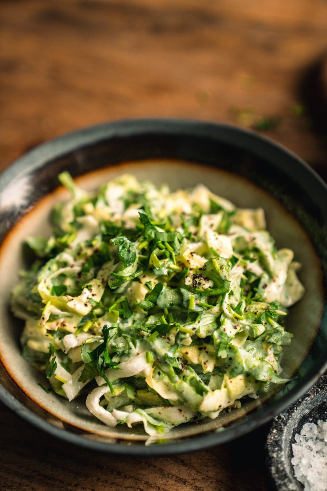 Bratkatroffeln Endivien 8 | Bratkartoffeln mit Endiviensalat. Wer von euch kennt das nicht aus Omas und Muddis Küche?! Wenn ihr solche Gerichte genauso sehr mögt, wie wir, dann seid ihr hier wieder völlig richtig. Und das Schönste ist, dass unser Rezept nicht das einzige ist, das wir euch mitgebracht haben. Denn gemeinsam mit einigen lieben Bloggerfreund:Innen haben wir uns im März das Motto "Hausmannskost" für unsere "Fix auf dem Tisch"-Runde ausgesucht. Heißt, später unten findet ihr auch alle Links zu den weiteren Rezepten.