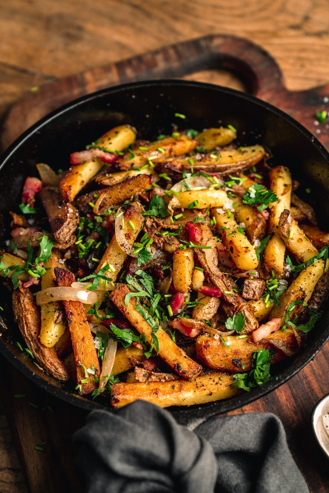 Bratkatroffeln Endivien 9 | Bratkartoffeln mit Endiviensalat. Wer von euch kennt das nicht aus Omas und Muddis Küche?! Wenn ihr solche Gerichte genauso sehr mögt, wie wir, dann seid ihr hier wieder völlig richtig. Und das Schönste ist, dass unser Rezept nicht das einzige ist, das wir euch mitgebracht haben. Denn gemeinsam mit einigen lieben Bloggerfreund:Innen haben wir uns im März das Motto "Hausmannskost" für unsere "Fix auf dem Tisch"-Runde ausgesucht. Heißt, später unten findet ihr auch alle Links zu den weiteren Rezepten.