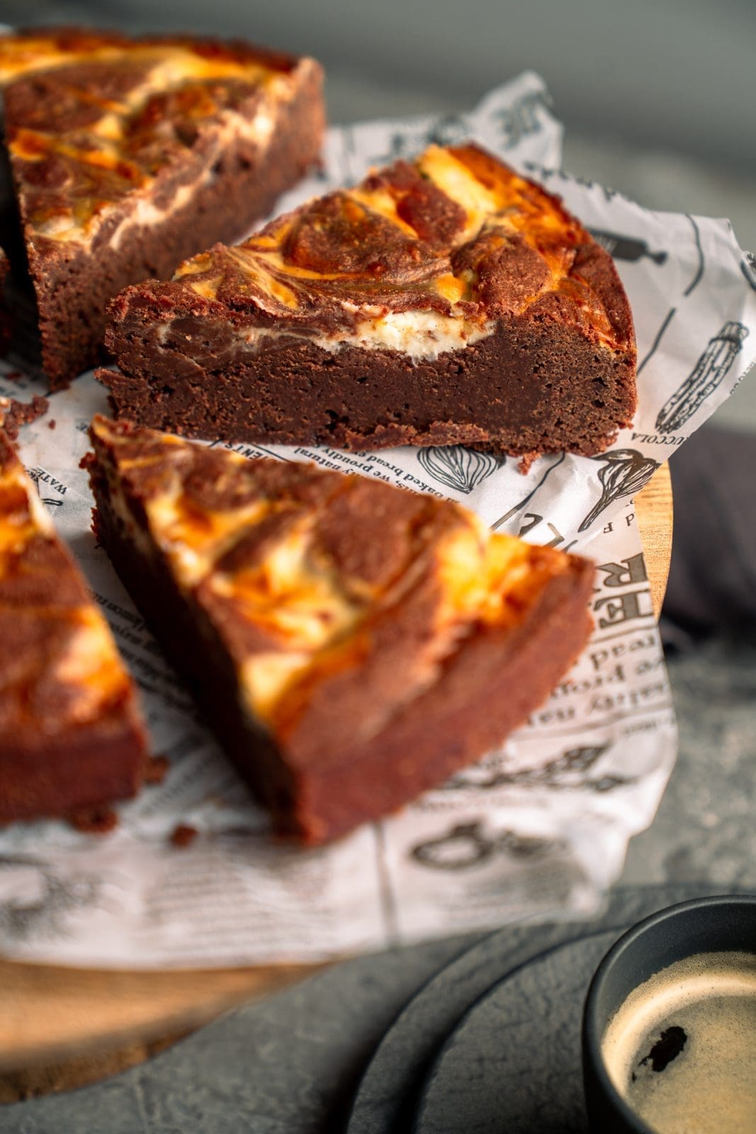 Brownie EasyFry 12 | Na, wer von euch hat Lust auf etwas Süßes? Wir haben nämlich ein neues Rezept für euch, das alle Schokoladenliebhaber glücklich machen wird: einen Fudgy Brownie mit Cheesecake-Swirl aus der Heißluftfritteuse. Ja, ihr habt richtig gehört - wir kombinieren hier den klassischen Brownie mit einer cremigen Käsekuchenfüllung. Das Ergebnis ist ein unglaublich leckerer Kuchen, der auf der Zunge zergeht und euch im Schokoladenhimmel schweben lässt. Und das Beste daran? Dank unserer Easy Fry von TEFAL wird dieser Brownie-Cake nicht nur super saftig und fudgy von innen, sondern auch noch knusprig von außen. Und das noch, ohne langes Vorheizen. Aber Vorsicht: Dieses Rezept könnte süchtig machen! Also schnappt euch eure Schürze und lasst uns loslegen.