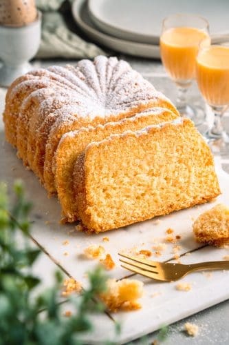 Rezept für einen Eierlikör Guglhupf. Unser saftiger Gugl ist perfekt für die Ostertage, aber wir können ihn über das ganze Jahr genießen. Ihr auch?