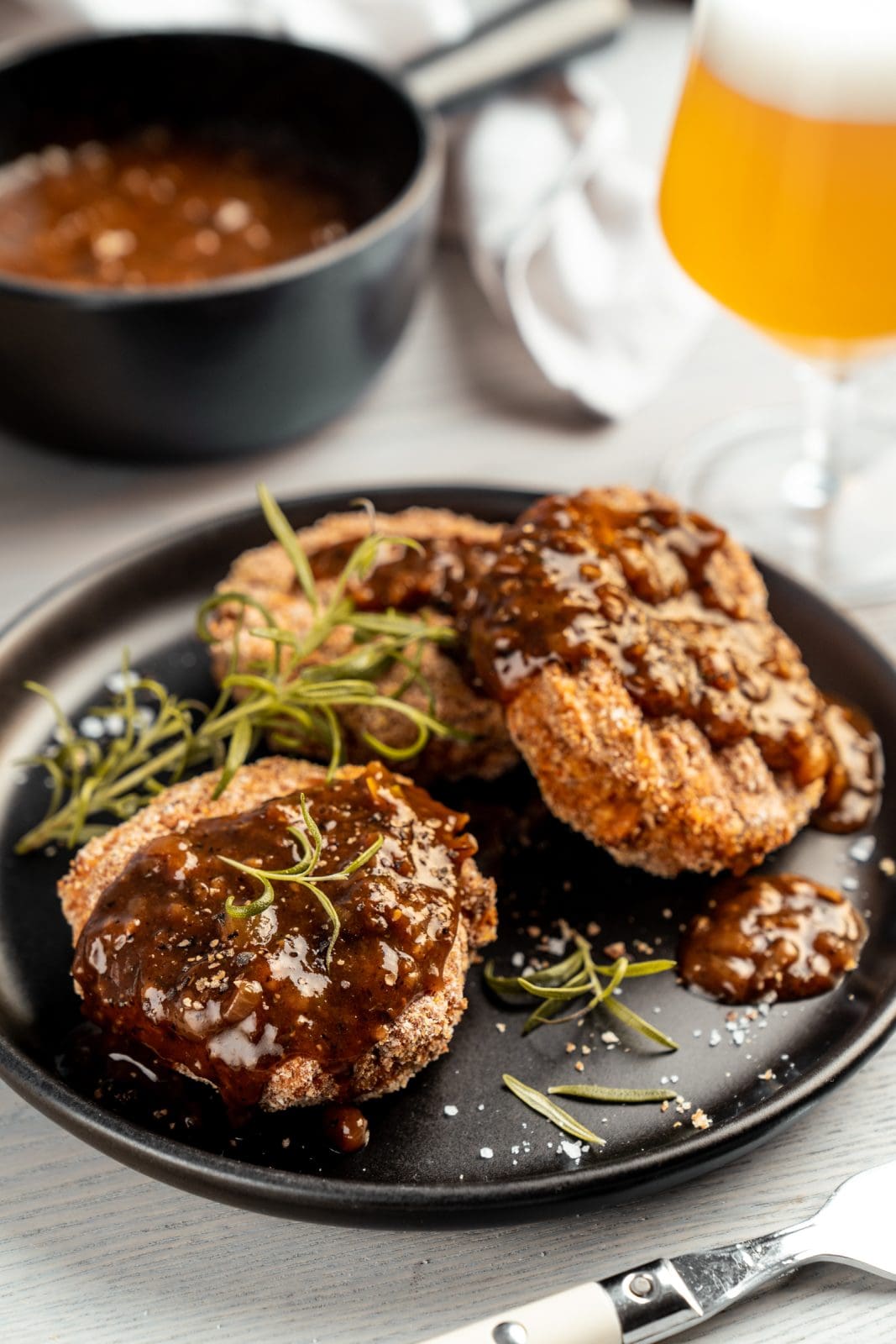 Gefluegelfrikadellen 1 | Saftige Hähnchenfrikadellen. Klingt das für euch genauso lecker, wie für mich? Ich liebe Frikadellen einfach so sehr und könnte vermutlich täglich eine davon essen. Der Vorteil von unserem Rezept, das wir frisch für euch - und natürlich auch für uns - entwickelt haben, ist, dass die Frikkas kaum Fett enthalten und trotzdem super saftig sind. Sogar nach dem Aufwärmen am nächsten oder übernächsten Tag. Dieses Rezept ist ein absolutes Muss für alle, die genauso große Fans sind, wie ich. Also ran an die Buletten, Fleischküchle, Hackhuller, Fleischlaiberl oder Fleischpflanzerl!