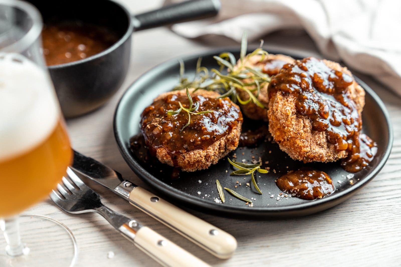 Gefluegelfrikadellen 2 | Saftige Hähnchenfrikadellen. Klingt das für euch genauso lecker, wie für mich? Ich liebe Frikadellen einfach so sehr und könnte vermutlich täglich eine davon essen. Der Vorteil von unserem Rezept, das wir frisch für euch - und natürlich auch für uns - entwickelt haben, ist, dass die Frikkas kaum Fett enthalten und trotzdem super saftig sind. Sogar nach dem Aufwärmen am nächsten oder übernächsten Tag. Dieses Rezept ist ein absolutes Muss für alle, die genauso große Fans sind, wie ich. Also ran an die Buletten, Fleischküchle, Hackhuller, Fleischlaiberl oder Fleischpflanzerl!