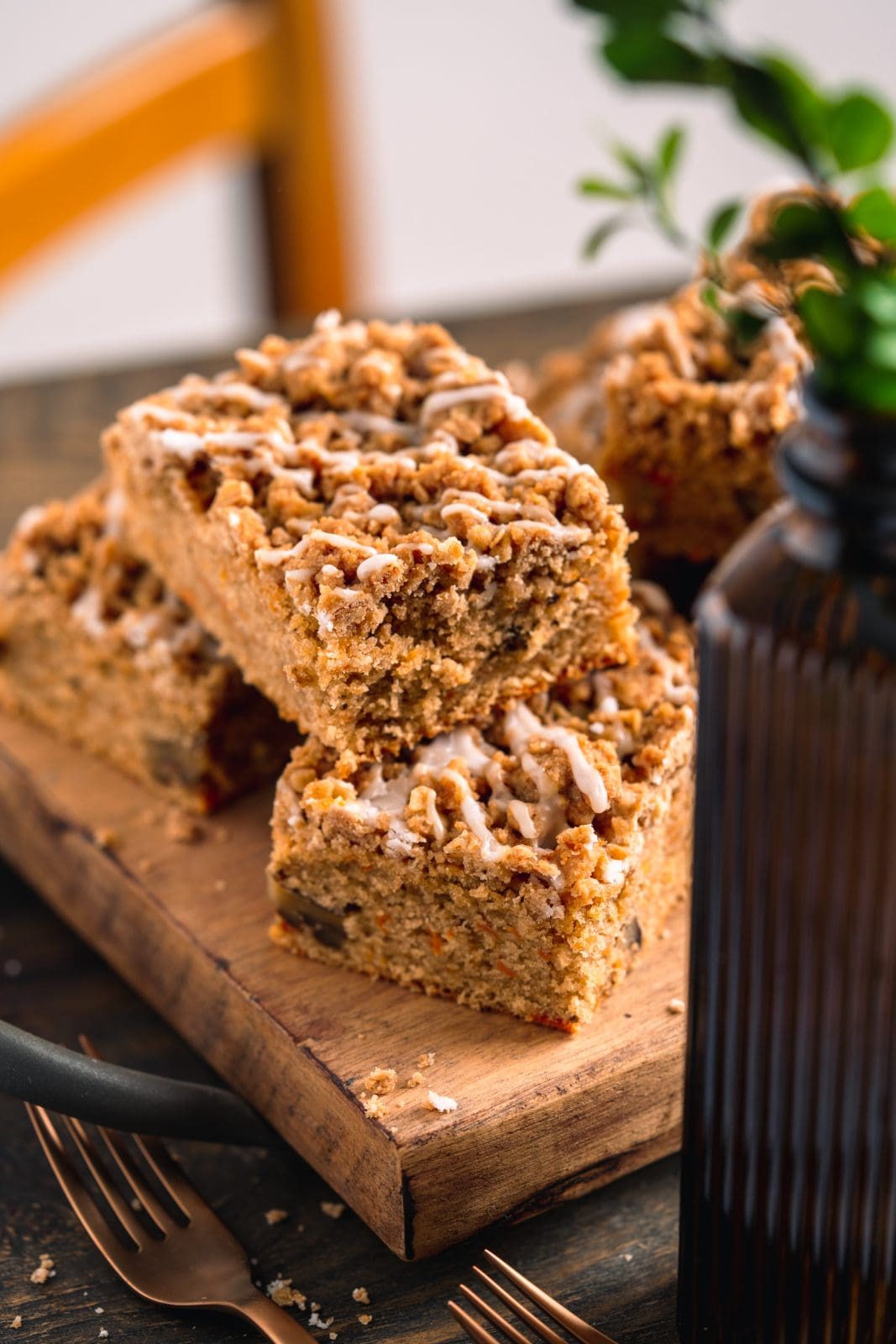 Dieses Rezept für einen Karotten-Streuselkuchen ist perfekt für Ostern oder für jeden anderen Anlass. Der saftige Teig mit den geriebenen Karotten und den knusprigen Streuseln macht diesen Kuchen zu einem leckeren Genuss für die ganze Familie.