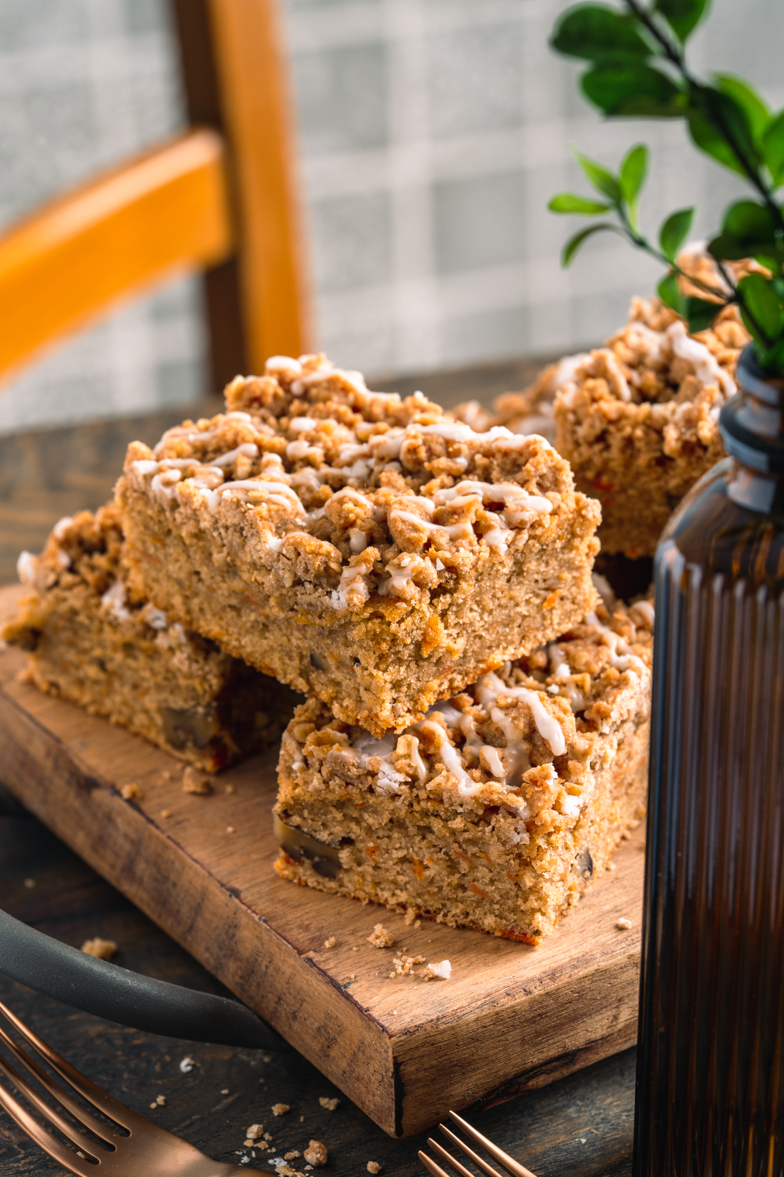 Dieses Rezept für einen Karotten-Streuselkuchen ist perfekt für Ostern oder für jeden anderen Anlass. Der saftige Teig mit den geriebenen Karotten und den knusprigen Streuseln macht diesen Kuchen zu einem leckeren Genuss für die ganze Familie.