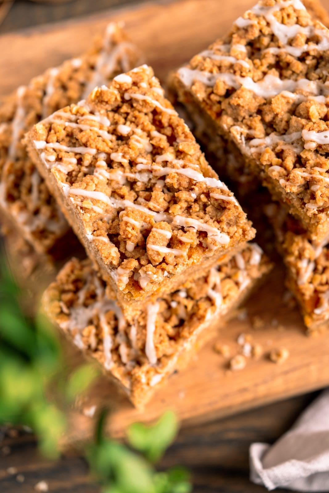 Dieses Rezept für einen Karotten-Streuselkuchen ist perfekt für Ostern oder für jeden anderen Anlass. Der saftige Teig mit den geriebenen Karotten und den knusprigen Streuseln macht diesen Kuchen zu einem leckeren Genuss für die ganze Familie.