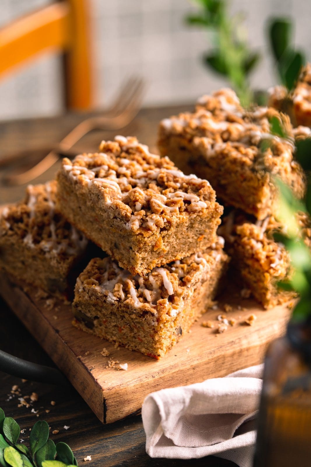 Dieses Rezept für einen Karotten-Streuselkuchen ist perfekt für Ostern oder für jeden anderen Anlass. Der saftige Teig mit den geriebenen Karotten und den knusprigen Streuseln macht diesen Kuchen zu einem leckeren Genuss für die ganze Familie.