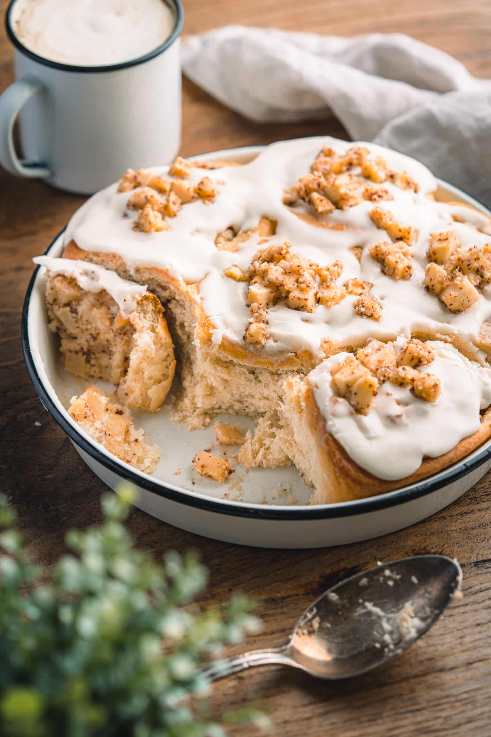 Rezept für luftige Apfelschnecken. Dafür zeigen wir euch, wie einfach ihr einen luftigen Hefeteig für die Schnecken zubereiten könnt.