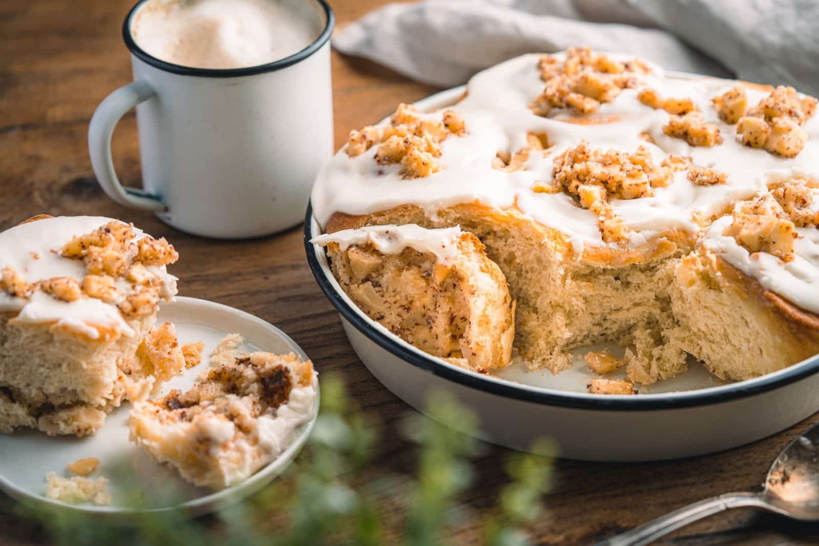 Rezept für luftige Apfelschnecken. Dafür zeigen wir euch, wie einfach ihr einen luftigen Hefeteig für die Schnecken zubereiten könnt.
