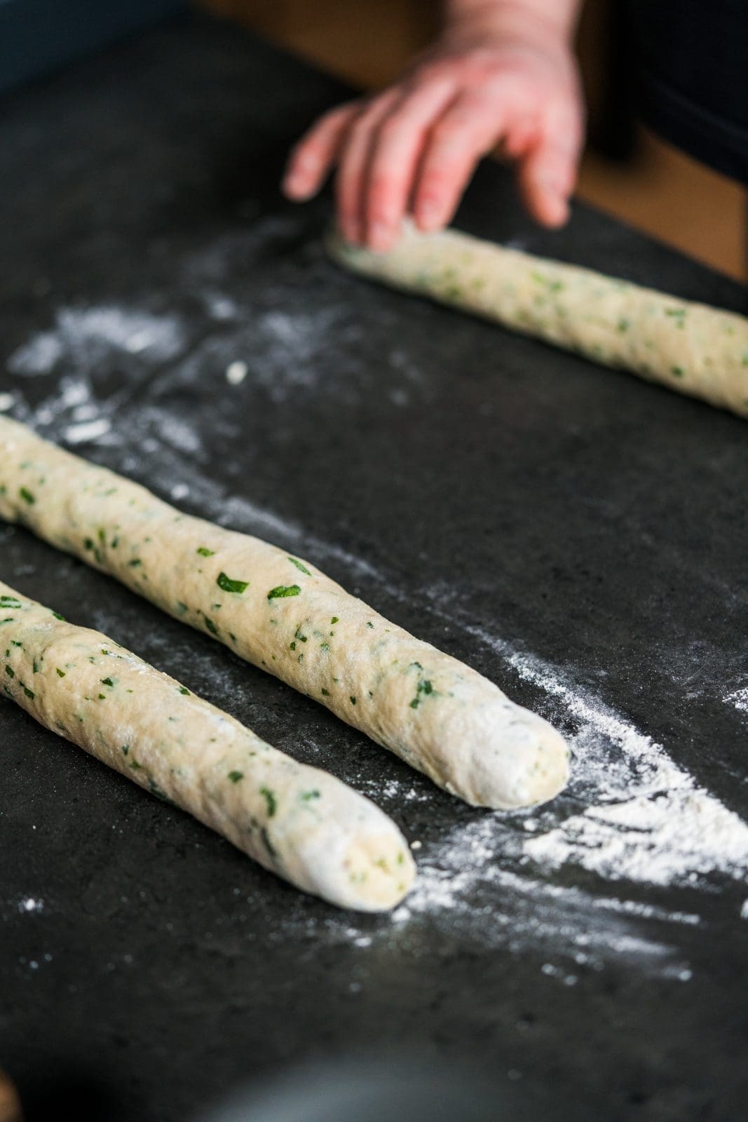 Bärlauch-Gnocchi sind Kartoffelgnocchi mit fein gehacktem Bärlauch im Teig, gekocht und mit Butter und Parmesan serviert.