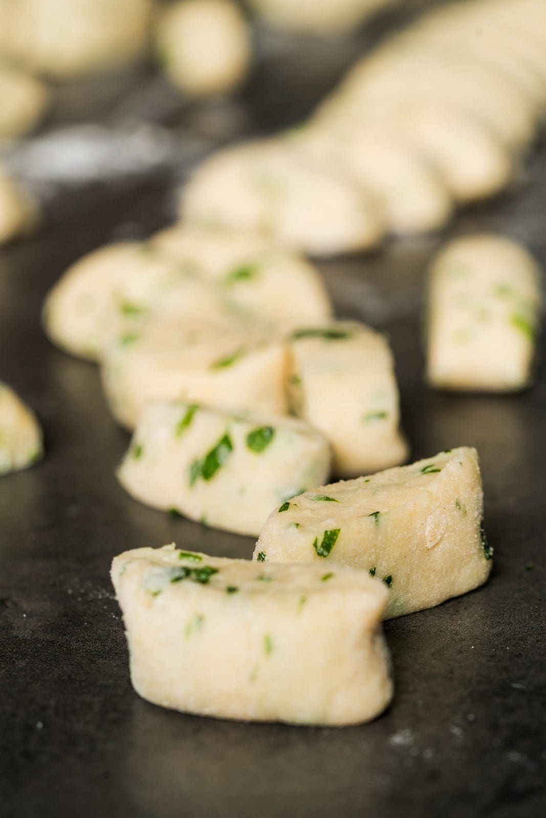 Bärlauch-Gnocchi sind Kartoffelgnocchi mit fein gehacktem Bärlauch im Teig, gekocht und mit Butter und Parmesan serviert.