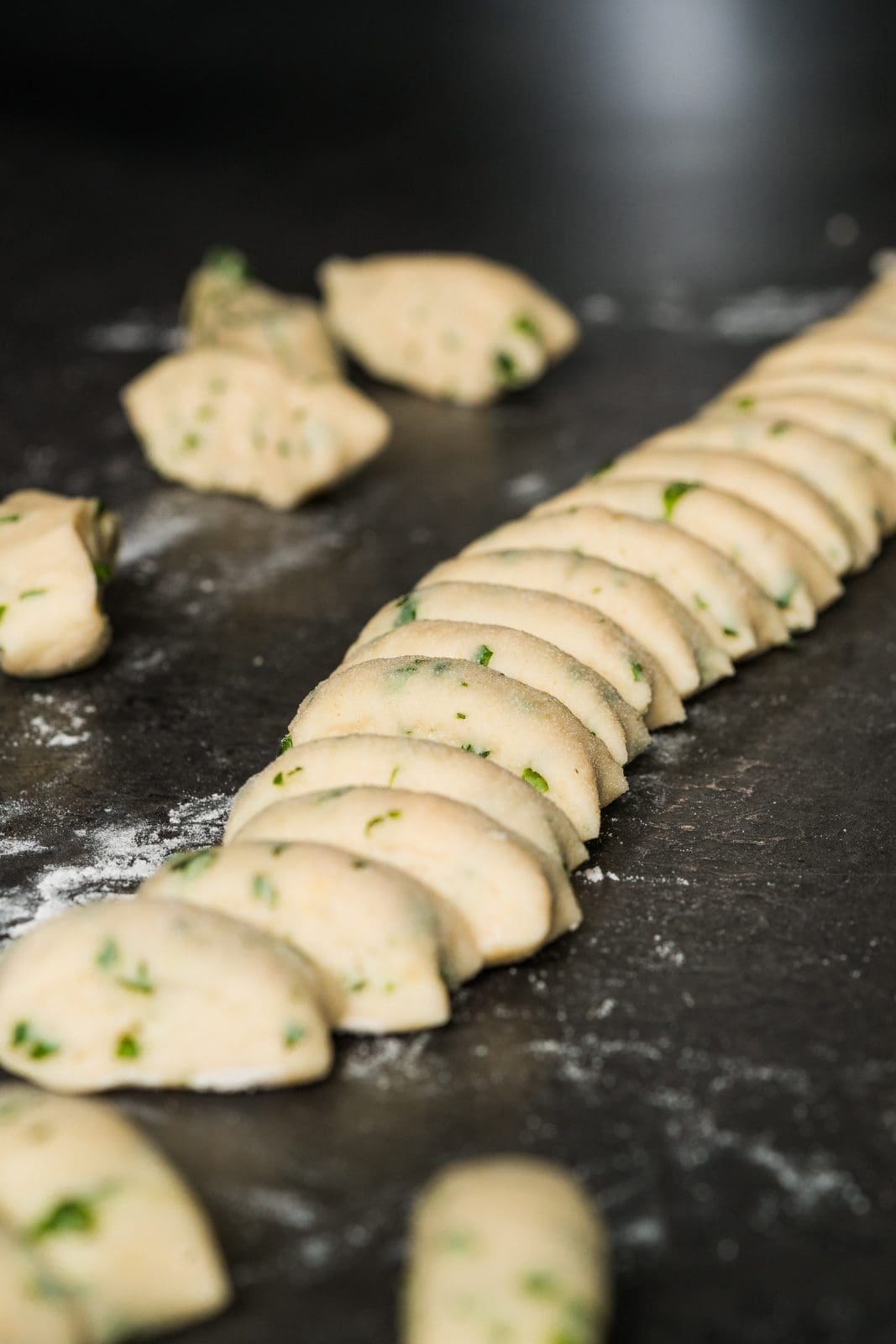 Baerlauch Gnochii 4 | Seid ihr auch schon in eurer jährlichen Bärlauchphase angekommen? Wir hoffen, ja, denn unsere liebe Lea hat wieder mal eines unserer alten Rezepte gefunden, das zwar super lecker war, wir aber heute mit den Fotos von damals so gar nicht mehr happy sind. Und wie schön solche Zufälle so sind, wir selber mussten gar nicht erst in unser Dünnwälder Wäldchen, um Bärlauch zu sammeln. Sogar das hat Lea für uns übernommen, denn sie kenn da einen Fleck in Köln, an dem es ein noch größeres Bärlauch Feld gibt, als das, das wir kannten. Und somit hat sich Lea dann auch noch daran gemacht, unsere Bärlauch-Gnocchi mit grünem Spargel erneut zu kochen und auch gleich neu zu fotografieren. Wir sind sicher, dass euch die Fotos ebenso besser gefallen, als die alten. Da könnt ihr euch gleich in Beitrag selber überzeugen.