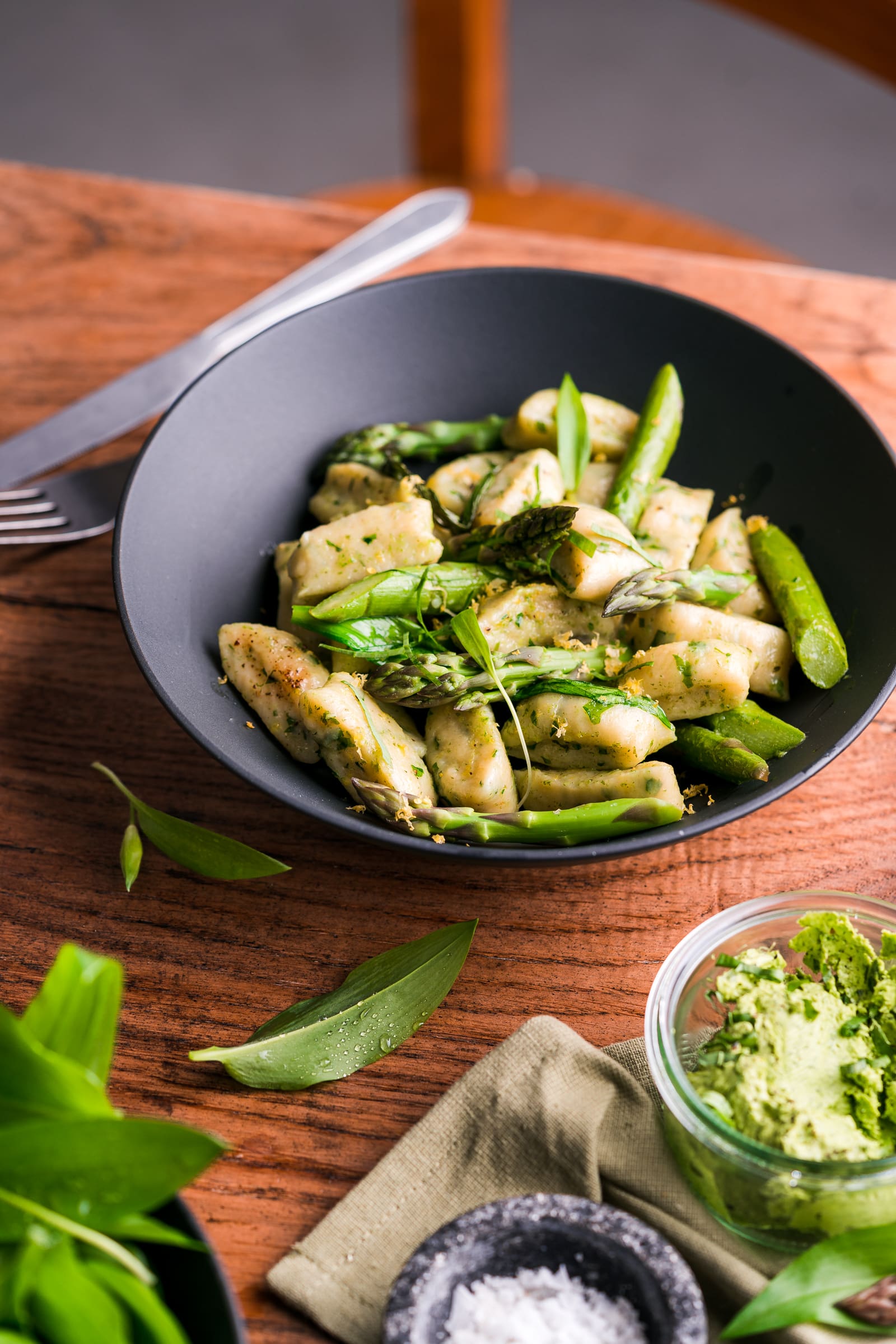 Bärlauch-Gnocchi sind Kartoffelgnocchi mit fein gehacktem Bärlauch im Teig, gekocht und mit Butter und Parmesan serviert.