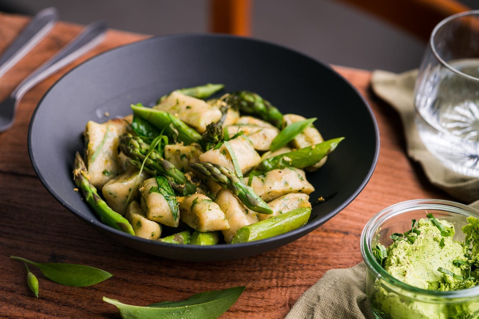 Bärlauch-Gnocchi sind Kartoffelgnocchi mit fein gehacktem Bärlauch im Teig, gekocht und mit Butter und Parmesan serviert.