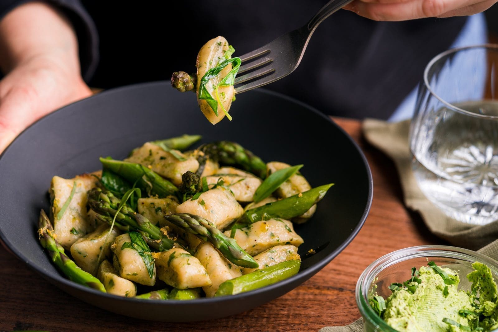 Baerlauch Gnochii 8 | Seid ihr auch schon in eurer jährlichen Bärlauchphase angekommen? Wir hoffen, ja, denn unsere liebe Lea hat wieder mal eines unserer alten Rezepte gefunden, das zwar super lecker war, wir aber heute mit den Fotos von damals so gar nicht mehr happy sind. Und wie schön solche Zufälle so sind, wir selber mussten gar nicht erst in unser Dünnwälder Wäldchen, um Bärlauch zu sammeln. Sogar das hat Lea für uns übernommen, denn sie kenn da einen Fleck in Köln, an dem es ein noch größeres Bärlauch Feld gibt, als das, das wir kannten. Und somit hat sich Lea dann auch noch daran gemacht, unsere Bärlauch-Gnocchi mit grünem Spargel erneut zu kochen und auch gleich neu zu fotografieren. Wir sind sicher, dass euch die Fotos ebenso besser gefallen, als die alten. Da könnt ihr euch gleich in Beitrag selber überzeugen.