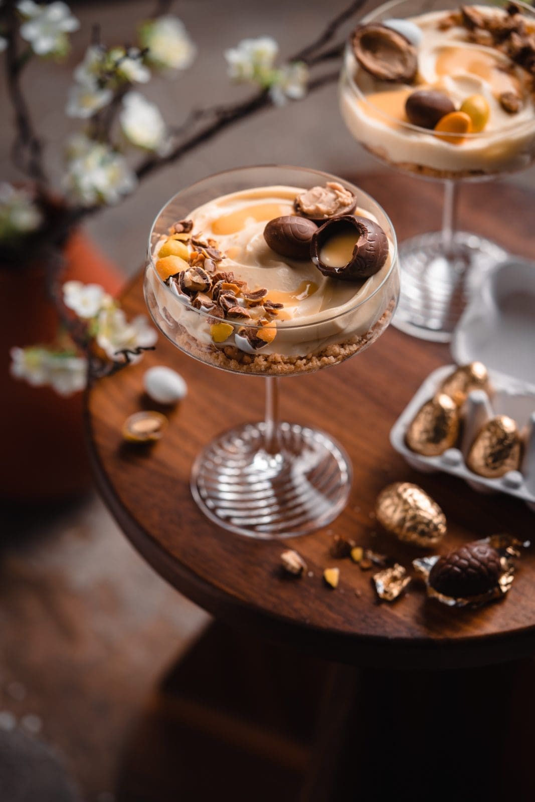 Eierlikör-Cheesecake im Glas: Ein einfaches und köstliches Dessert aus cremigem Frischkäse und süßem Eierlikör, serviert in hübschen Gläsern.