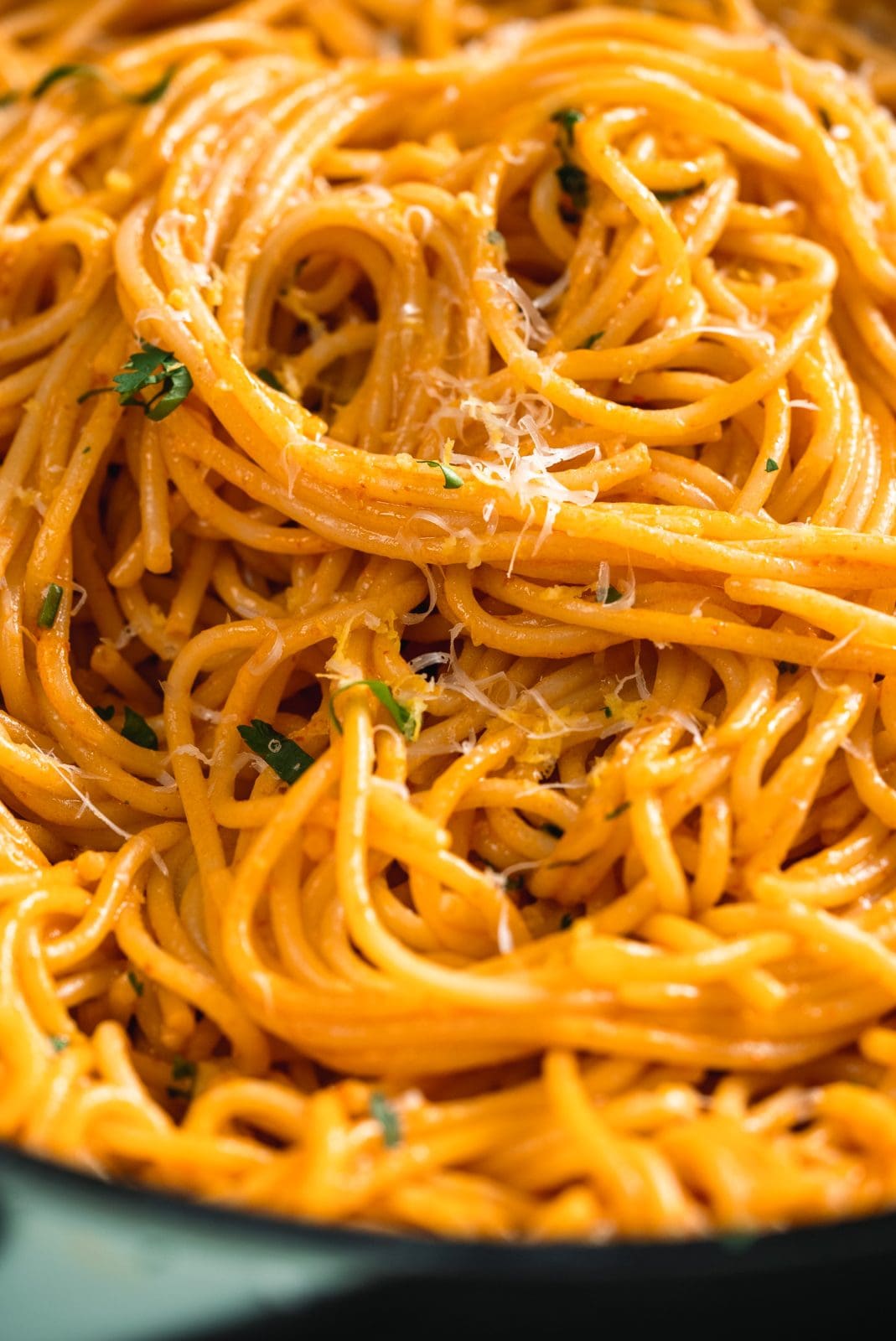 probiert doch mal unser schnelles und einfaches Sriracha Pasta Rezept aus! Diese köstliche Nudelgericht hat einen scharfen und würzigen Kick dank Sriracha. Perfekt für alle, die scharfes Essen lieben! Es ist super einfach zuzubereiten und eignet sich ideal für ein schnelles Abendessen oder Mittagessen. Also los geht's, lasst euch von Sriracha verzaubern und genießt die leckere Sriracha Pasta!