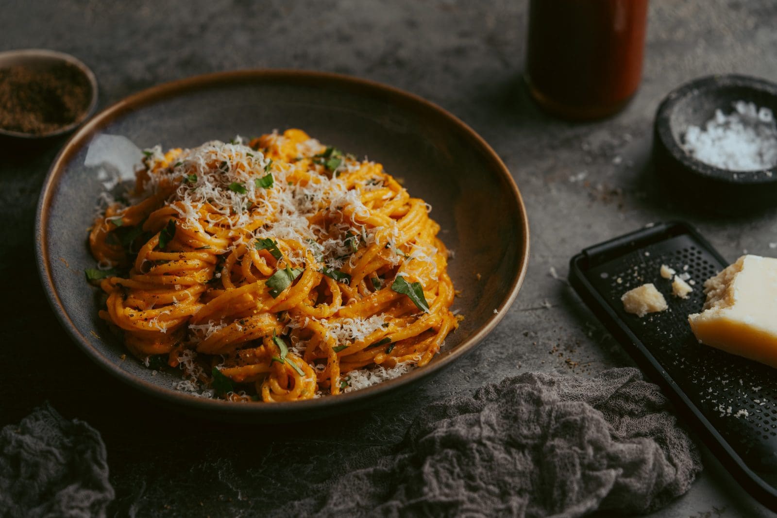 probiert doch mal unser schnelles und einfaches Sriracha Pasta Rezept aus! Diese köstliche Nudelgericht hat einen scharfen und würzigen Kick dank Sriracha. Perfekt für alle, die scharfes Essen lieben! Es ist super einfach zuzubereiten und eignet sich ideal für ein schnelles Abendessen oder Mittagessen. Also los geht's, lasst euch von Sriracha verzaubern und genießt die leckere Sriracha Pasta!