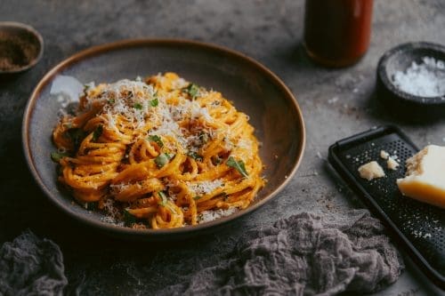 Rezept für unsere feurige Sriracha Pasta. In nur 15 Minuten heiß und feurig auf dem Tisch. Aber was die Schärfe angeht, kann gerne variiert werden.