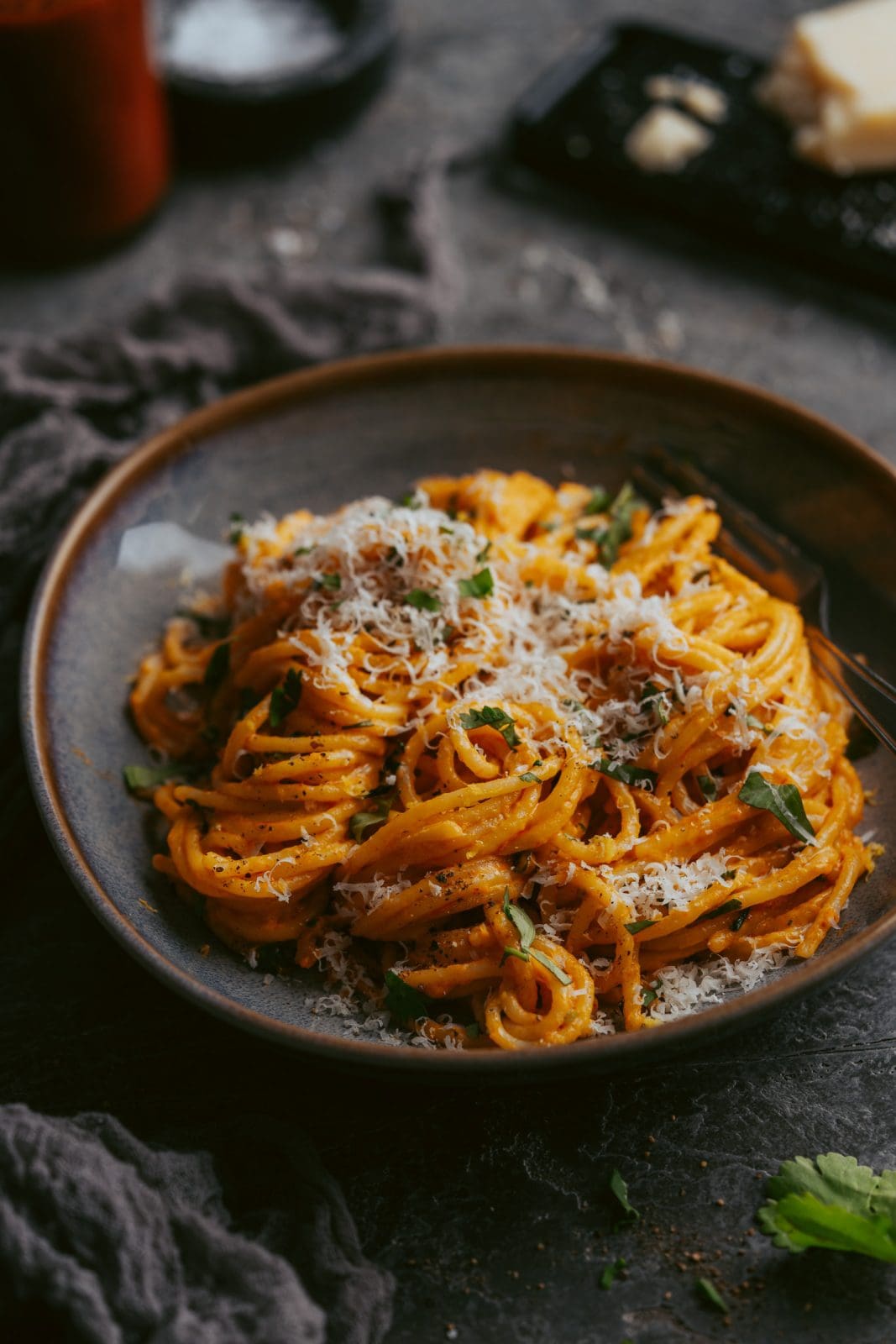 probiert doch mal unser schnelles und einfaches Sriracha Pasta Rezept aus! Diese köstliche Nudelgericht hat einen scharfen und würzigen Kick dank Sriracha. Perfekt für alle, die scharfes Essen lieben! Es ist super einfach zuzubereiten und eignet sich ideal für ein schnelles Abendessen oder Mittagessen. Also los geht's, lasst euch von Sriracha verzaubern und genießt die leckere Sriracha Pasta!