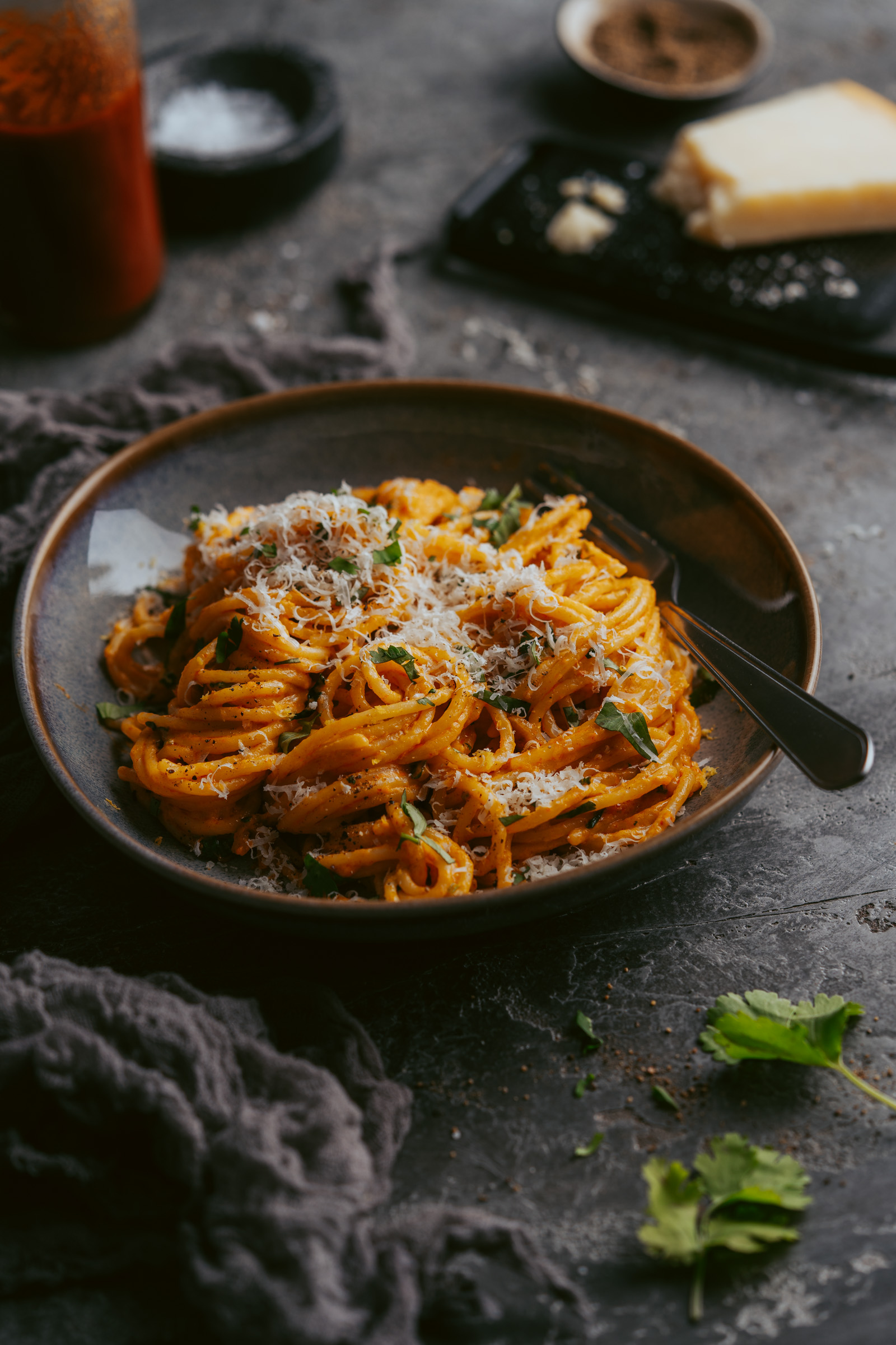 probiert doch mal unser schnelles und einfaches Sriracha Pasta Rezept aus! Diese köstliche Nudelgericht hat einen scharfen und würzigen Kick dank Sriracha. Perfekt für alle, die scharfes Essen lieben! Es ist super einfach zuzubereiten und eignet sich ideal für ein schnelles Abendessen oder Mittagessen. Also los geht's, lasst euch von Sriracha verzaubern und genießt die leckere Sriracha Pasta!