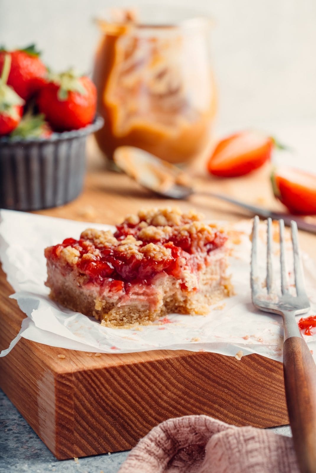 Erdbeer-Erdnussbutter-Schnitten: Der ultimative süße Snack für den Frühling! 4 Rezept für Erdbeer-Erdnussbutter-Schnitten. Unser 1. Erdbeer-Rezept in diesem Jahr. Ein einfacher und schneller süßer Snack für jeden Anlass.