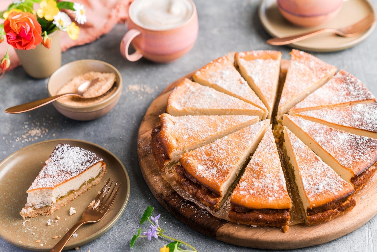 Rhabarber Käsekuchen, karamellisiert und cremig 5 Käsekuchen mit karamellisiertem Rhabarber. Kaffee im Hintergrund.