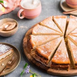 Kaesekuchen mit karamelisiertem Rhabarber 1 | Die Rhabarber-Saison hat gerade begonnen und wir warten sehnlichst auf ein paar frische Stängel aus Muddis Garten. Die ersten dünnen Stangen können schon geerntet werden, aber wir müssen leider noch bis zum Wochenende warten, um sei zu verarbeiten. Bis dahin bedienen wir uns bei den lieben Mädels auf unseren Markt in Kalk. Und was ist das erste Rezepte, das wir in dieser Saison mit dem säuerlichen Gemüse backen? Einen Käsekuchen mit karamellisiertem Rhabarber.