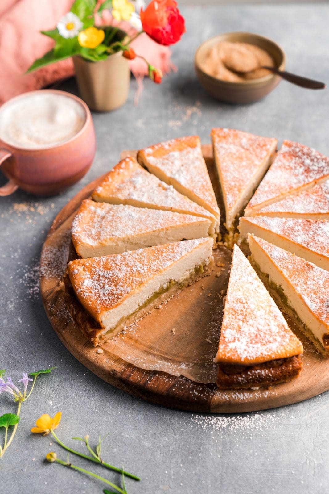 Kaesekuchen mit karamelisiertem Rhabarber 2 | Die Rhabarber-Saison hat gerade begonnen und wir warten sehnlichst auf ein paar frische Stängel aus Muddis Garten. Die ersten dünnen Stangen können schon geerntet werden, aber wir müssen leider noch bis zum Wochenende warten, um sei zu verarbeiten. Bis dahin bedienen wir uns bei den lieben Mädels auf unseren Markt in Kalk. Und was ist das erste Rezepte, das wir in dieser Saison mit dem säuerlichen Gemüse backen? Einen Käsekuchen mit karamellisiertem Rhabarber.