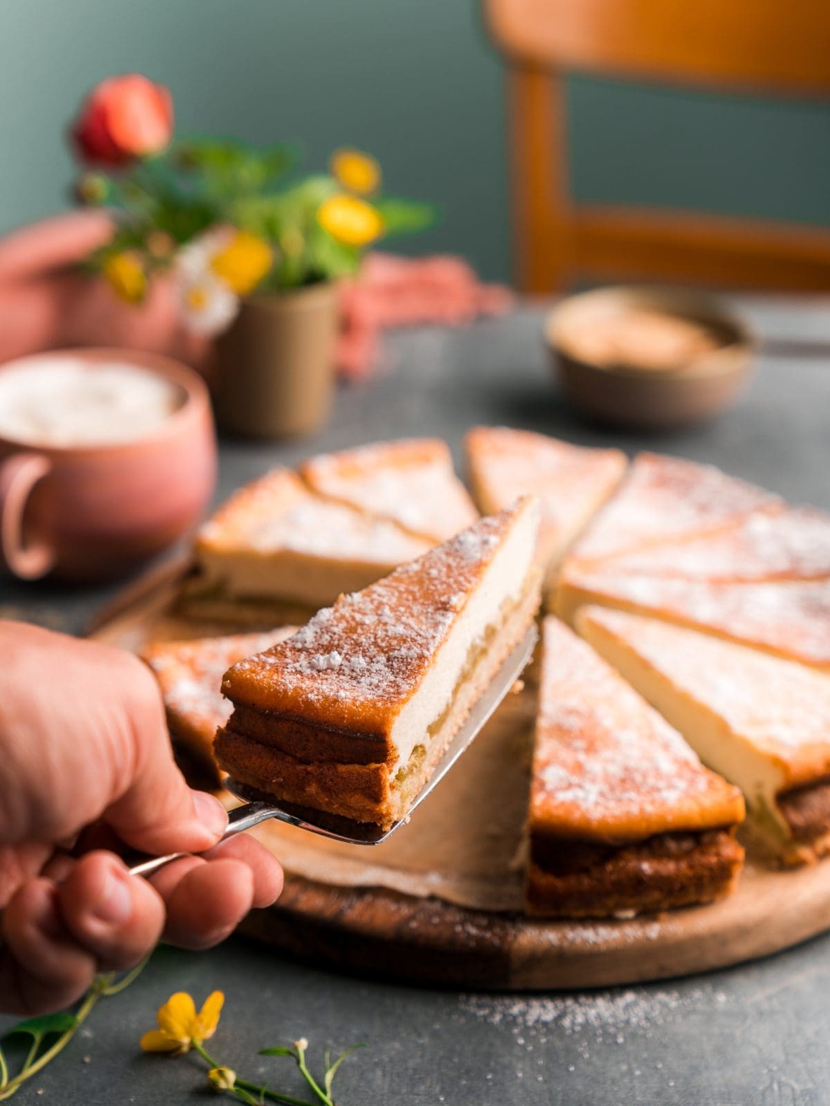 Kaesekuchen mit karamelisiertem Rhabarber 3 | Die Rhabarber-Saison hat gerade begonnen und wir warten sehnlichst auf ein paar frische Stängel aus Muddis Garten. Die ersten dünnen Stangen können schon geerntet werden, aber wir müssen leider noch bis zum Wochenende warten, um sei zu verarbeiten. Bis dahin bedienen wir uns bei den lieben Mädels auf unseren Markt in Kalk. Und was ist das erste Rezepte, das wir in dieser Saison mit dem säuerlichen Gemüse backen? Einen Käsekuchen mit karamellisiertem Rhabarber.