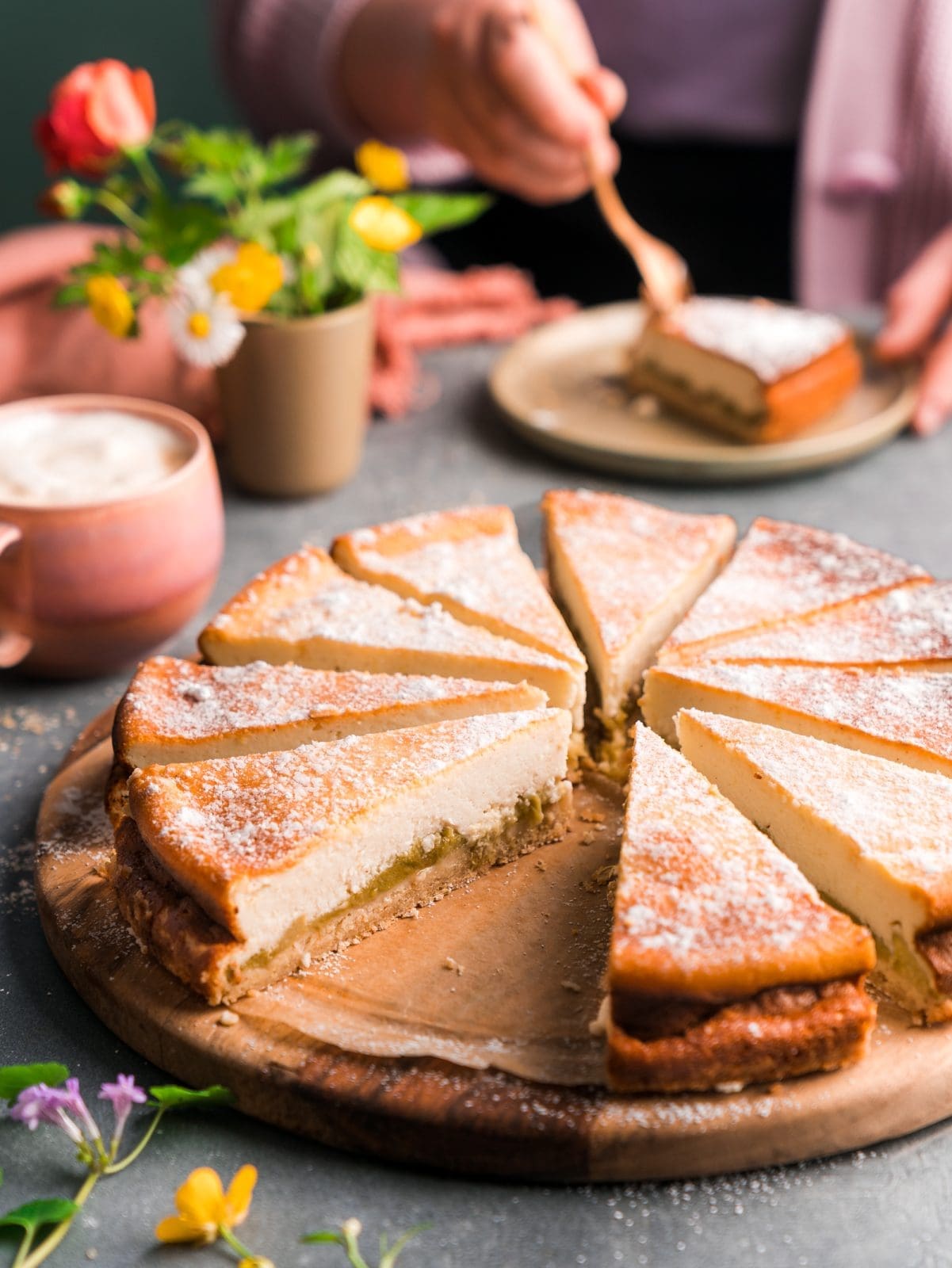 Kaesekuchen mit karamelisiertem Rhabarber 5 | Die Rhabarber-Saison hat gerade begonnen und wir warten sehnlichst auf ein paar frische Stängel aus Muddis Garten. Die ersten dünnen Stangen können schon geerntet werden, aber wir müssen leider noch bis zum Wochenende warten, um sei zu verarbeiten. Bis dahin bedienen wir uns bei den lieben Mädels auf unseren Markt in Kalk. Und was ist das erste Rezepte, das wir in dieser Saison mit dem säuerlichen Gemüse backen? Einen Käsekuchen mit karamellisiertem Rhabarber.