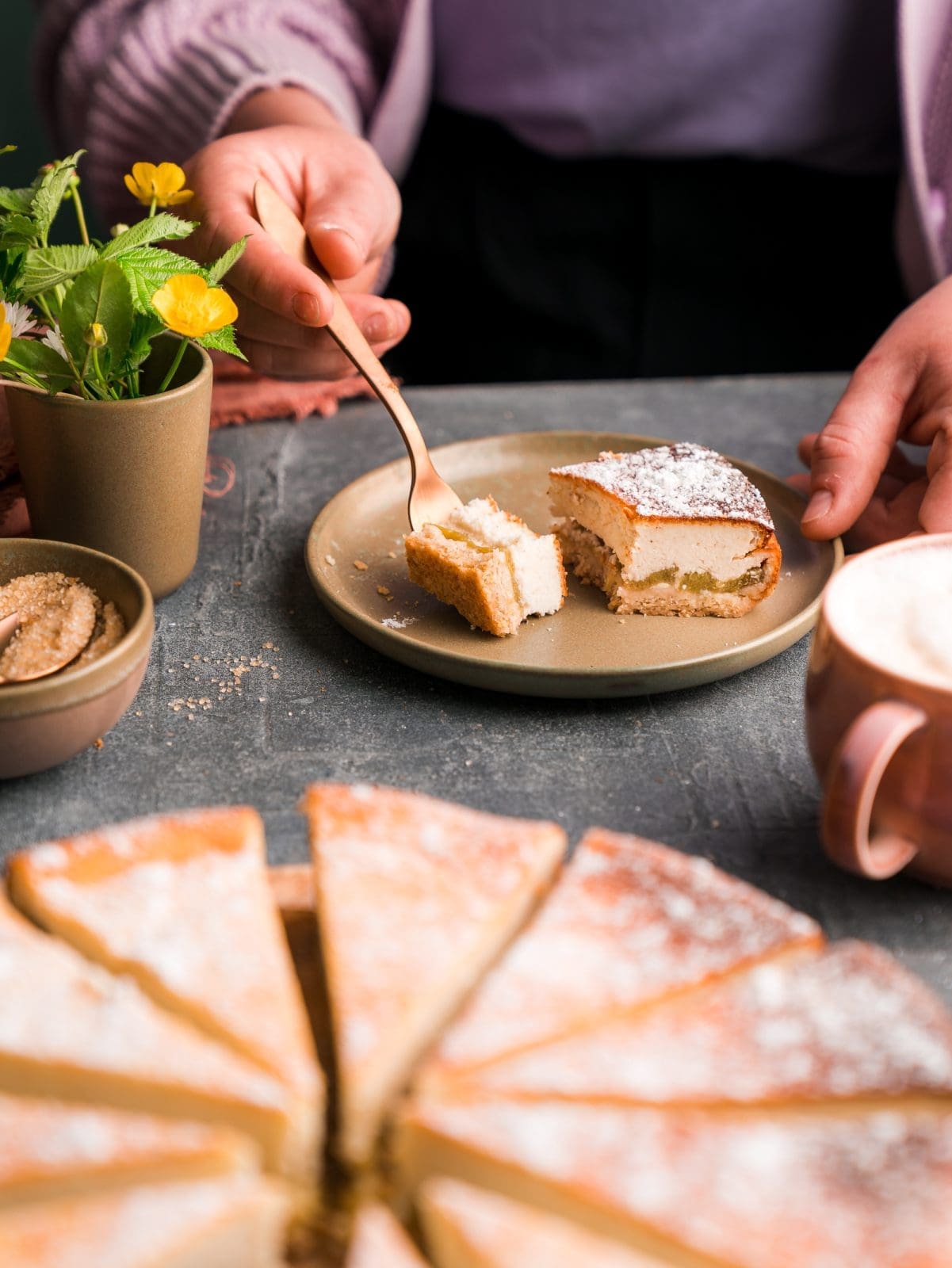 Kaesekuchen mit karamelisiertem Rhabarber 6 | Die Rhabarber-Saison hat gerade begonnen und wir warten sehnlichst auf ein paar frische Stängel aus Muddis Garten. Die ersten dünnen Stangen können schon geerntet werden, aber wir müssen leider noch bis zum Wochenende warten, um sei zu verarbeiten. Bis dahin bedienen wir uns bei den lieben Mädels auf unseren Markt in Kalk. Und was ist das erste Rezepte, das wir in dieser Saison mit dem säuerlichen Gemüse backen? Einen Käsekuchen mit karamellisiertem Rhabarber.