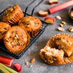 Rhabarber Pistazien Muffins 2 | Ich habe keine Ahnung, woran das liegt. Vielleicht aber daran, dass Rhabarber ja gar kein Obst, sondern ein Gemüse ist. Aber Rhabarber passt für uns doch zu so vielen verschiedenen Gerichten. Wir lieben ihn natürlich in jeder Form von Kuchen, in Gebäcken, als Marmeladen oder als Kompotte.  Und auch zu unserer "Fix auf dem Tisch"-Runde bleibt es aber bei süß. Wir haben dafür Rhabarber-Muffins mit Pistazien gezaubert.