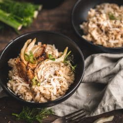 Riesling Risotto 2 | In den Tiefen unseres Blogs haben wir ein altes Schätzchen entdeckt: ein tolles Rezept für ein cremiges Rieslingrisotto, das dringend eine Auffrischung benötigte. Unsere liebe Mitarbeiterin Lea hat sich dem Projekt mit Begeisterung angenommen und das Rezept nicht nur erneut gekocht, sondern natürlich auch sofort richtig schön neu in Szene gesetzt und unser Rezept einen neuen Anstrich verpasst. Während Sascha und ich auf Entdeckungsreise waren, nutzte Lea die Gelegenheit, um im Studio ihre eigene Interpretation des Rezeptes umzusetzen. Statt der gekochten Eier, die wir einst als Beilage empfohlen hatten, hat Lea das Rieslingrisotto mit köstlich gebratenem Fenchel zubereitet – und wir müssen zugeben, das Ergebnis ist noch umwerfender als das Original. Also lasst euch von unserem gemeinsamen Rezept für ein Rieslingrisotto mit gebratenem Fenchel begeistern und legt gleich los, es selber auf euren Tisch zu bringen.