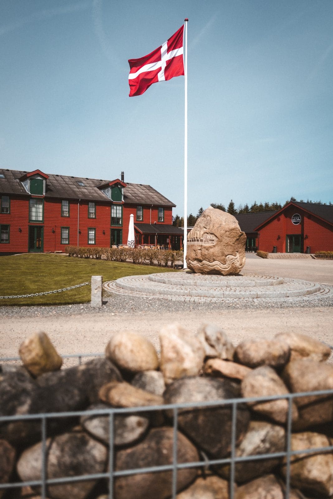 Limfjord 55 | Mit Visit Denmark sind wir wieder in das wunderschöne Dänemark gereist. Dieses Mal ging es aber in die faszinierende Region des Limfjords. Bekannt für seine atemberaubenden Landschaften, köstlichen Meeresfrüchte und seine einzigartige Geschichte, ist der Limfjord der perfekte Ort für Naturliebhaber, Gourmets und Kulturbegeisterte. Folgt uns auf unserer Entdeckungsreise durch die Region und genießt die Schönheit und die Vielfalt des Limfjords.