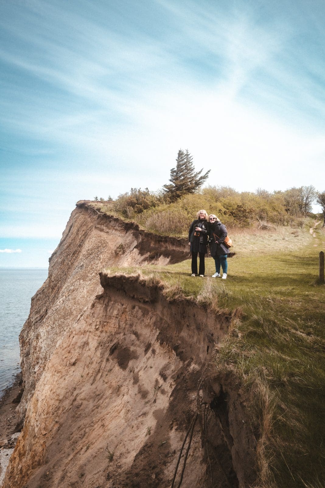 Limfjord 67 | Mit Visit Denmark sind wir wieder in das wunderschöne Dänemark gereist. Dieses Mal ging es aber in die faszinierende Region des Limfjords. Bekannt für seine atemberaubenden Landschaften, köstlichen Meeresfrüchte und seine einzigartige Geschichte, ist der Limfjord der perfekte Ort für Naturliebhaber, Gourmets und Kulturbegeisterte. Folgt uns auf unserer Entdeckungsreise durch die Region und genießt die Schönheit und die Vielfalt des Limfjords.