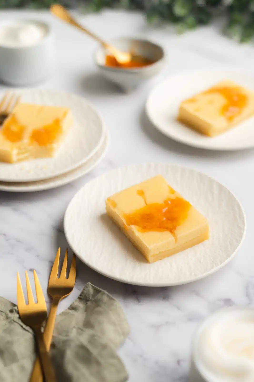Pfirsisch Kaesekuchenschnitten 1 | Taucht ein in eine fruchtige und cremige Geschmacksexplosion mit unserem köstlichen Pfirsich-Maracuja-Käsekuchen! Unser so leckeres Rezept wird euch begeistern, denn es bringt die saftige Süße von Pfirsichen und den exotischen Geschmack von Maracuja in einer cremigen Quarkcreme zusammen. Und das Beste daran ist, dass unser Käsekuchen im Handumdrehen vorbereitet ist. Denn der Mürbeteig muss nicht vorgebacken werden. In nur 30 Minuten ist der Kuchen fertig gebacken. Vor allem an heißen Tagen, sorgt er, gut gekühlt, für eine fruchtige Kuchenerfrischung zwischendurch. Also lasst euch von unserem Rezept inspirieren und verwöhnt euch selbst und eure Lieben mit dieser fruchtigen Leckerei!