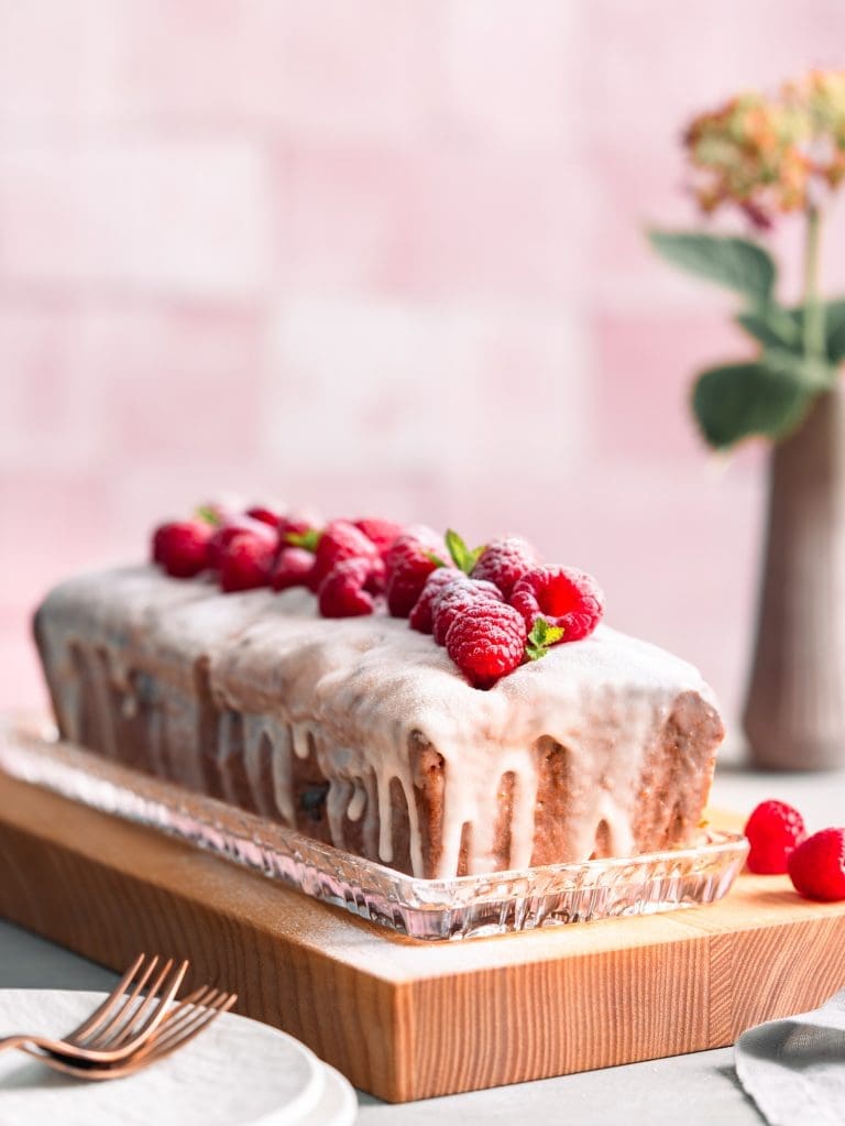 Joghurt-Himbeerkuchen aus der Kastenform mit frischen Himbeeren