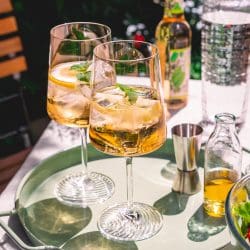 Rezept für unseren Kräuter-Spritz. Schnell zubereitet mit eurer Lieblingskräuterlimonade, Lemon und einem Prickwein.