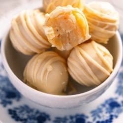 Rezept für Limoncello Pralinen. Resteverwertung von Kuchenresten. Oder wenn der Kuchen mal misslungen ist ... unsere süße Sommersnack.