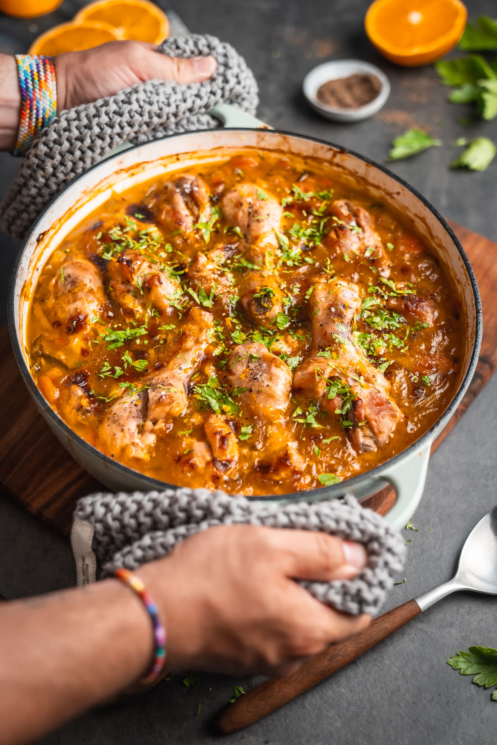Orangenhähnchen | Ein sommerliches Schmorgericht 2 Rezept für Orangenhähnchen. Unser Klassiker ist ein Schmorgericht, das auch im Sommer immer perfekt passt. Fruchtig und lecker zart.