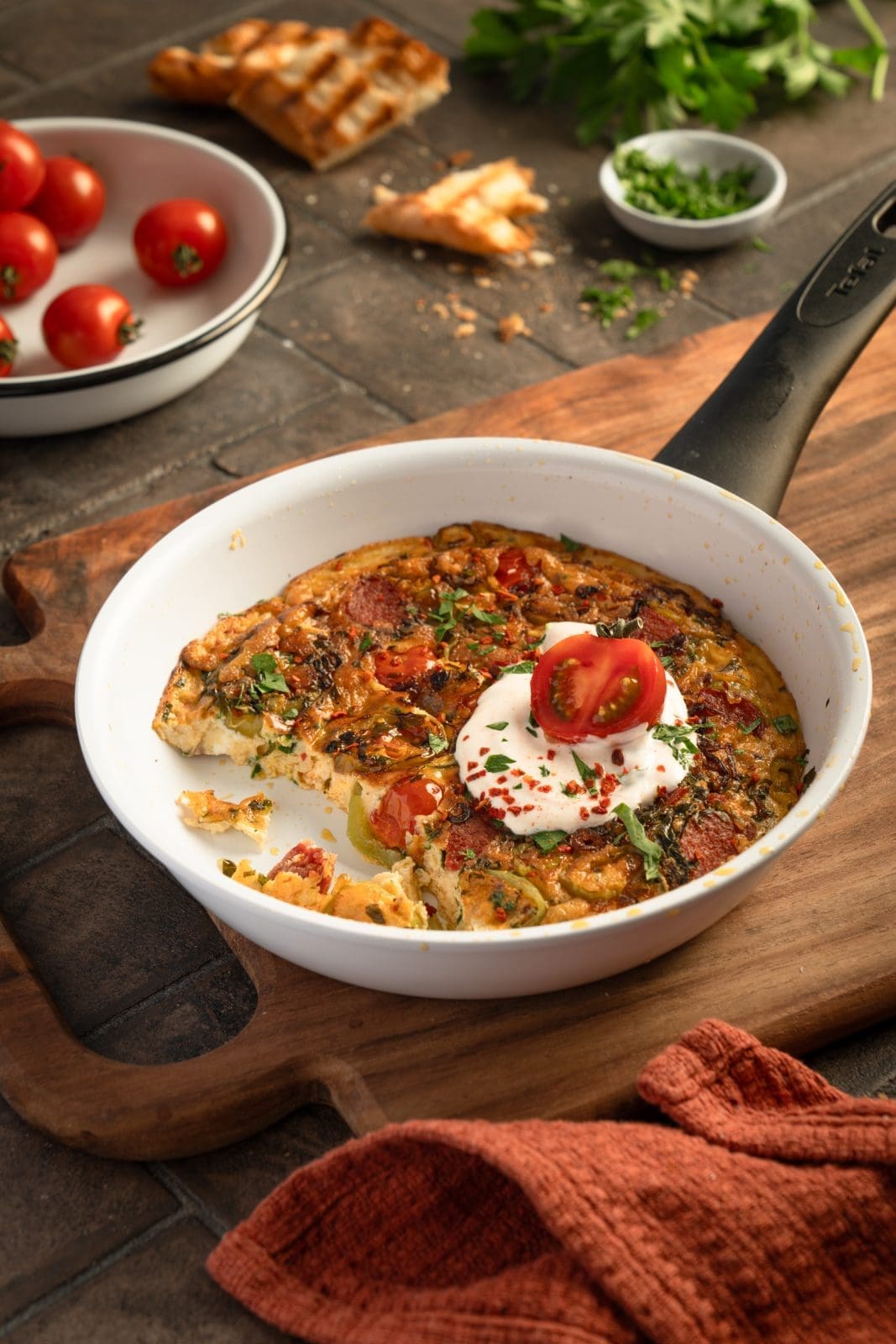 Orientalisches Omelette mit Sucuk 8 Orientalisches Omelett 15 | Wer von euch weiß es noch nicht? Ich bin ein kleiner Eiervernichter. Ich habe überhaupt keine Ahnung, warum, aber ich könnte jeden Tag mindestens als Frühstück 2 Eier in jeglicher Form futtern. Und da wir ein leckeres Rezept für die neue Keramik-Pfanne unseres langjährigen Partners Tefal suchten, kam uns ein orientalisches Omelette mit Sucuk gerade Recht. Ich bin auf jeden Fall schon ein richtiger Fan davon und werde uns sonntags gerne mal öfter eines zubereiten.