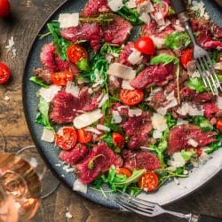 Rezept für Tagliata di Manzo. Einer unserer italienischen Favoriten. In weniger, als 30 Minuten zubereitet und perfekt zu einem Rosé aus Venetien.