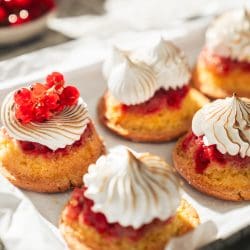 Rezept für Johannisbeer Muffins mit Baiserhaube. Wir servieren sie, wie eine Tarte Tatin als up-side-down Variante und tippen sie mit einer Baisermasse. Einfach perfekte Törtchen für den Sommer.