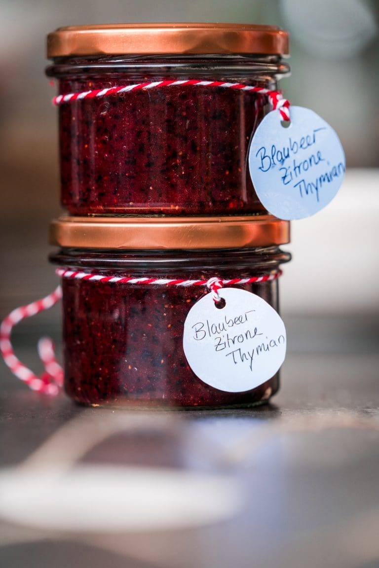 Gelieren Diamant 36 | Dieser schnelle Blaubeerkuchen ist in nur 17 Minuten vorbereitet und überzeugt mit saftigem Teig aus Skyr und Öl statt Butter. Mit nur 60 g Zucker kommt die natürliche Süße der Blaubeeren voll zur Geltung. Ob mit Dinkelmehl, TK-Beeren oder extra viel Obst – das Rezept lässt sich prima anpassen und gelingt garantiert.