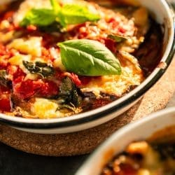 Melanzane alla Parmigiana mit Auberginen, Tomatensauce und Käse. Klassisches italienisches Rezept einfach erklärt und perfekt zum Vorbereiten.