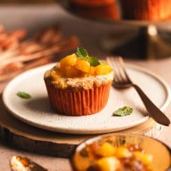 Rezept für schnelle und saftig leckere Apfel-Käsekuchen Muffins. Apfel und eine Frischkäsefüllung im Muffin ist doch einfach das Beste, oder?!