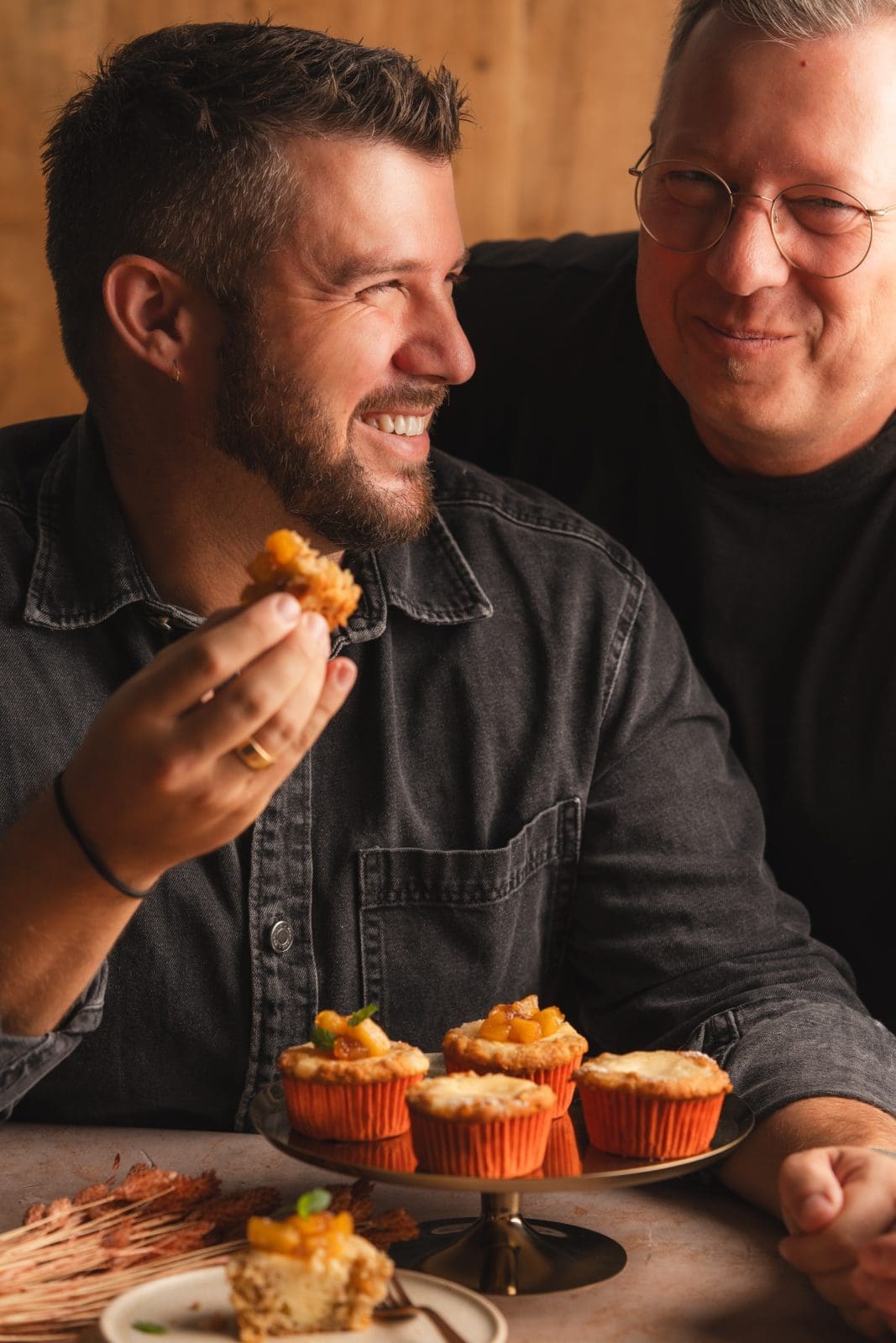 Rezept für schnelle und saftig leckere Apfel-Käsekuchen Muffins. Apfel und eine Frischkäsefüllung im Muffin ist doch einfach das Beste, oder?!