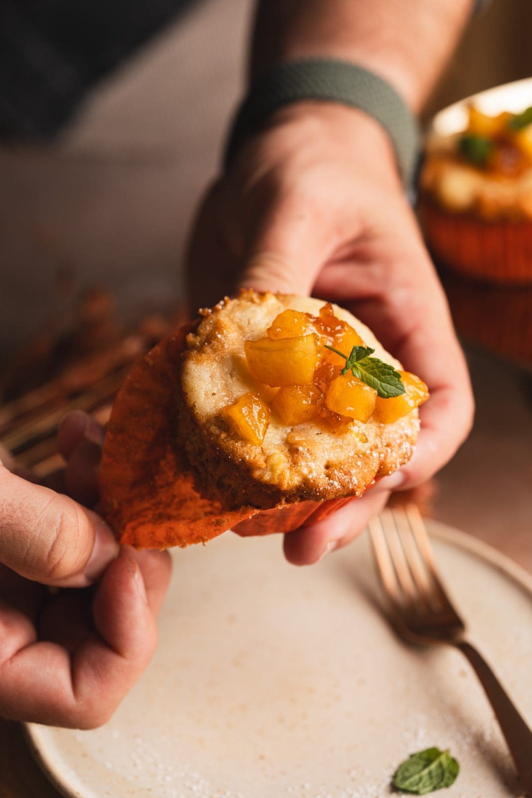 Rezept für schnelle und saftig leckere Apfel-Käsekuchen Muffins. Apfel und eine Frischkäsefüllung im Muffin ist doch einfach das Beste, oder?!