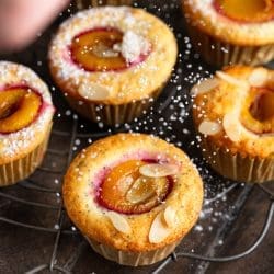 Pflaumen‑ und Zwetschgenrezepte – 10 Lieblingsrezepte für den Spätsommer 15 Rezept für Mandelmuffins mit Pflaume und Mohn. Der Teig ist schnell vorbereitet und die Muffins im Nu gebacken. Fix und heiß auf dem Tisch.