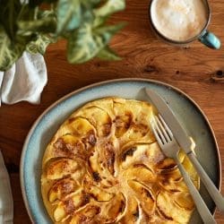 Rezept für Oma Lores Apfelpfannkuchen. Der beste Pfannkuchen ist immer der von Omas, oder?! Schnell gemacht und immer sooo lecker.